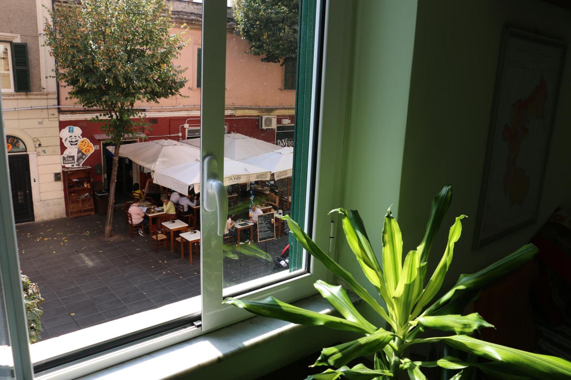 Your Basic But Bonnie Corner Roma